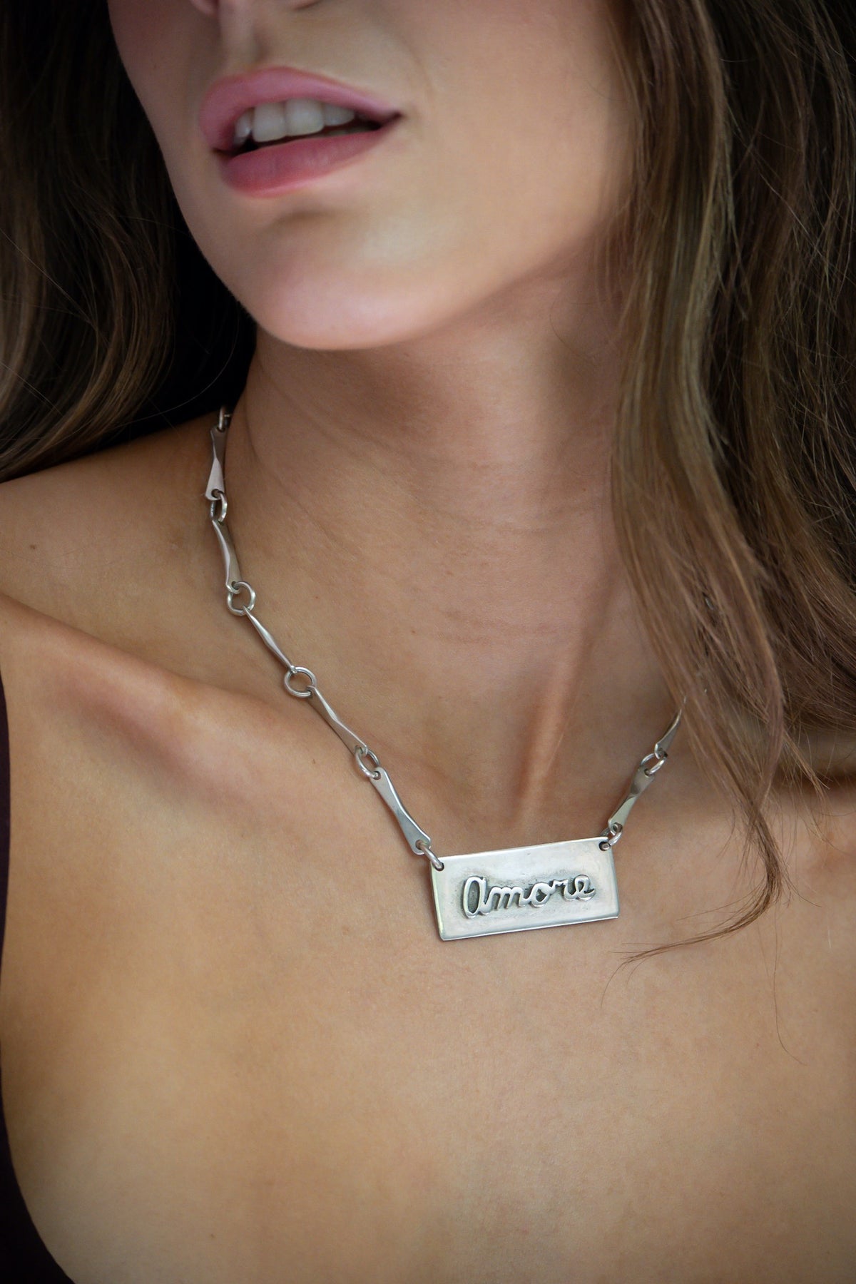 Collar Rendero Placa Amore Relieve Plata