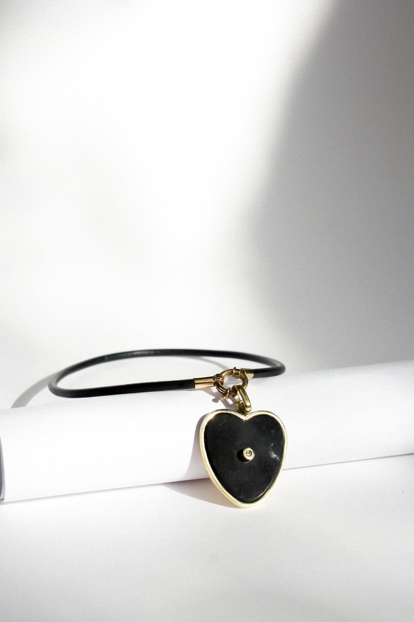 Colgante Corazón Ónix Circón Bronce