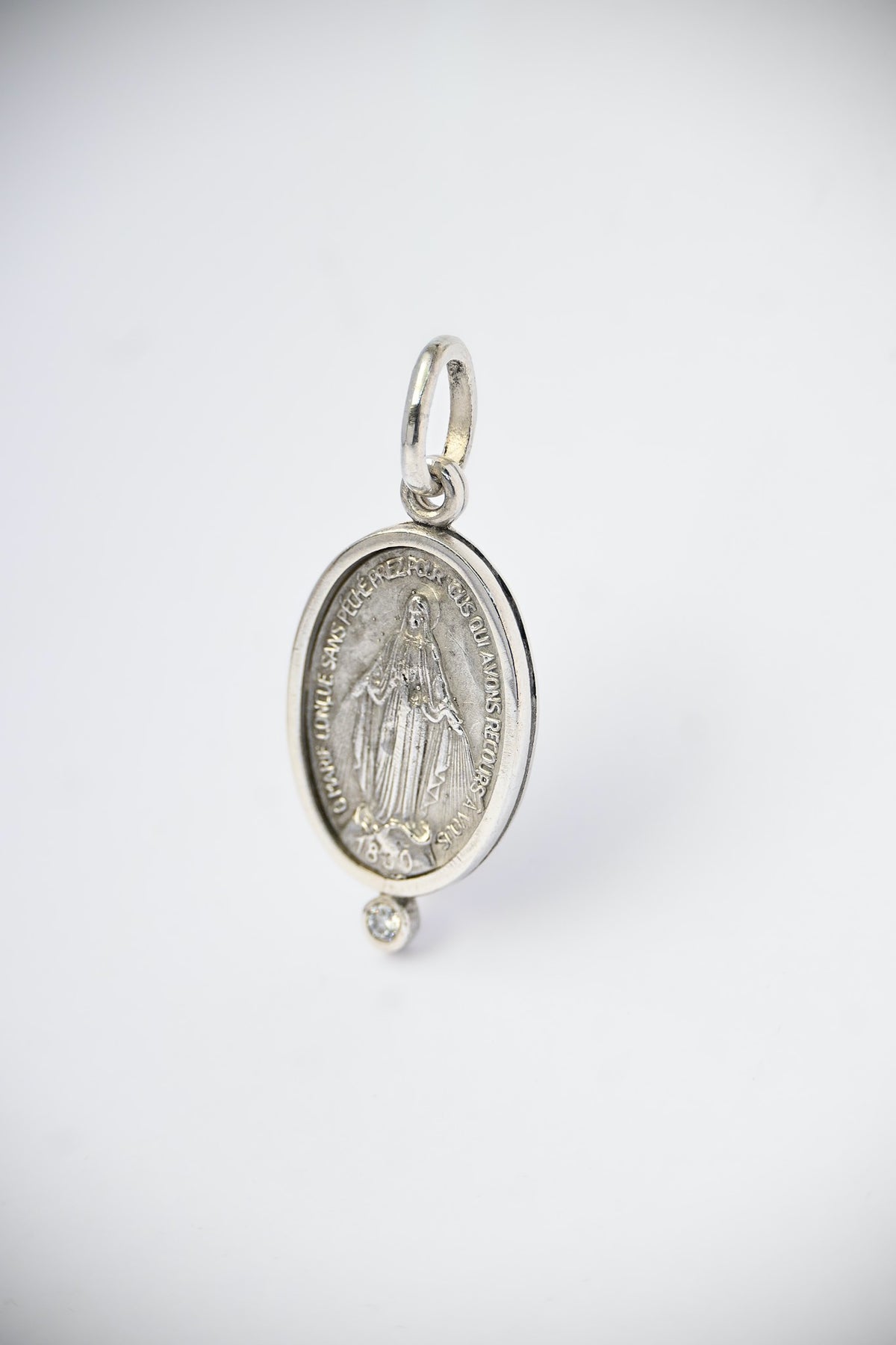Medalla Virgen de los Rayos M Borde Plata con Circón