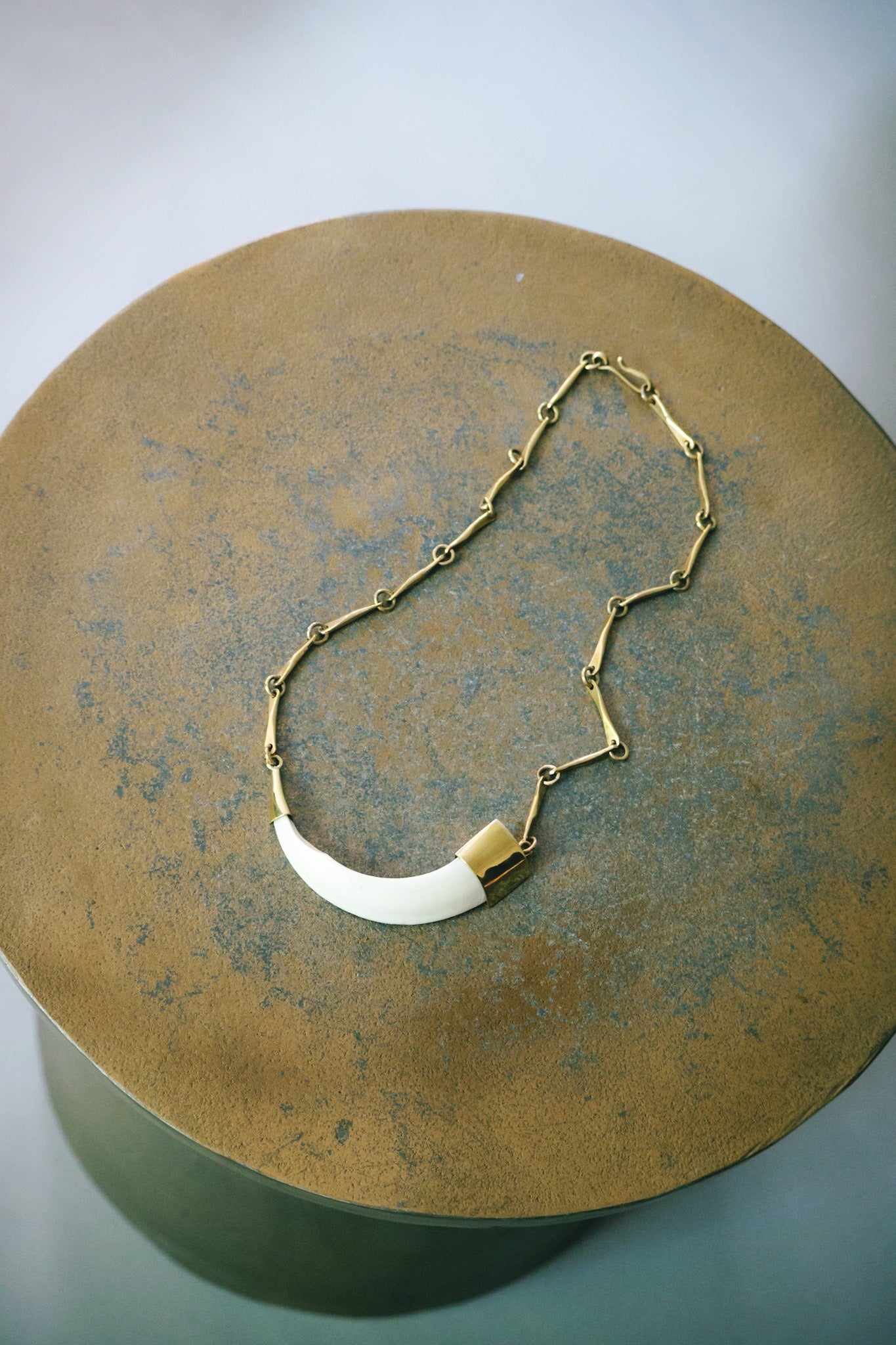 Collar Rendero Colmillo Bronce