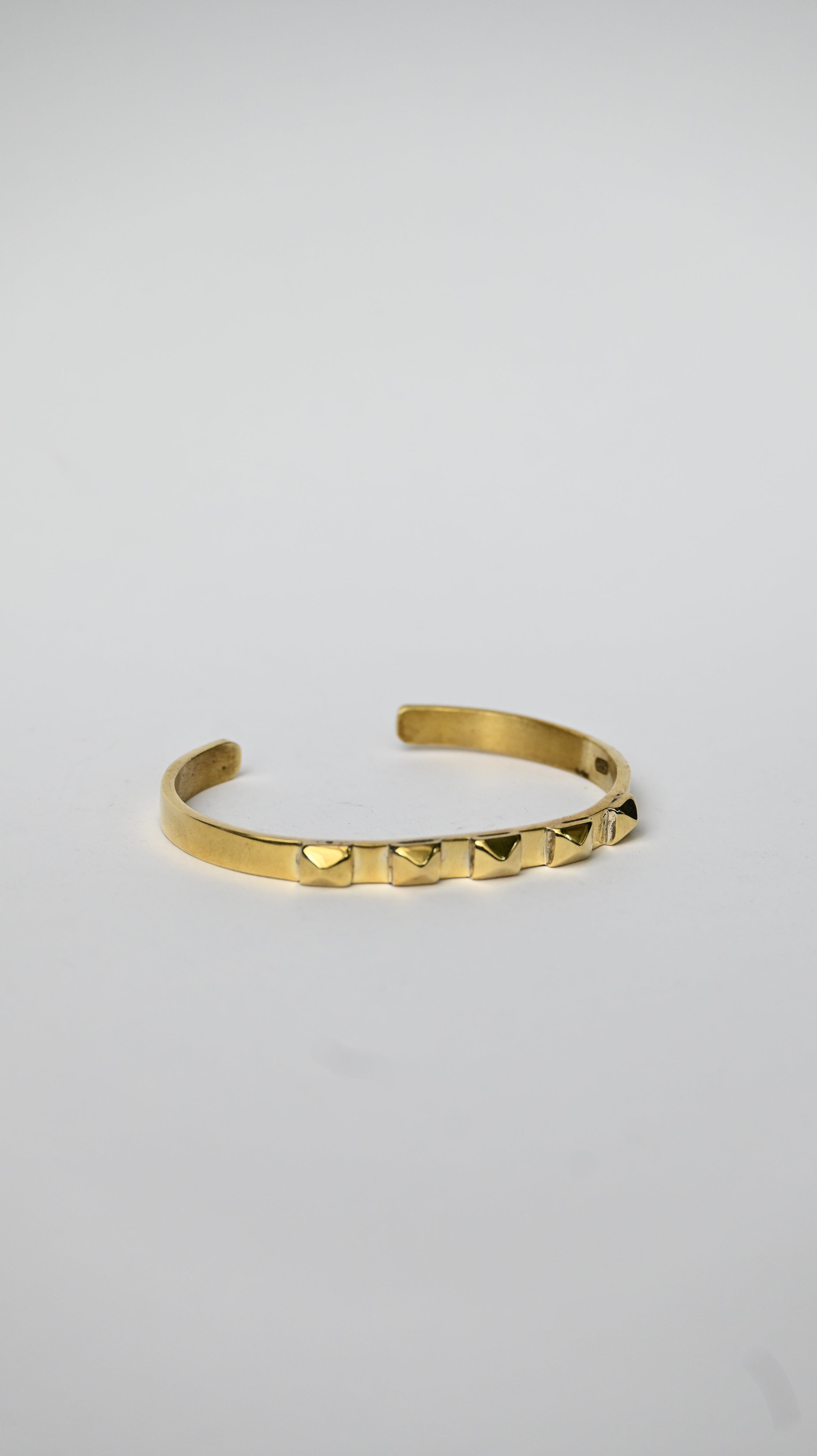 Esclava Cinco Pirámides Bronce