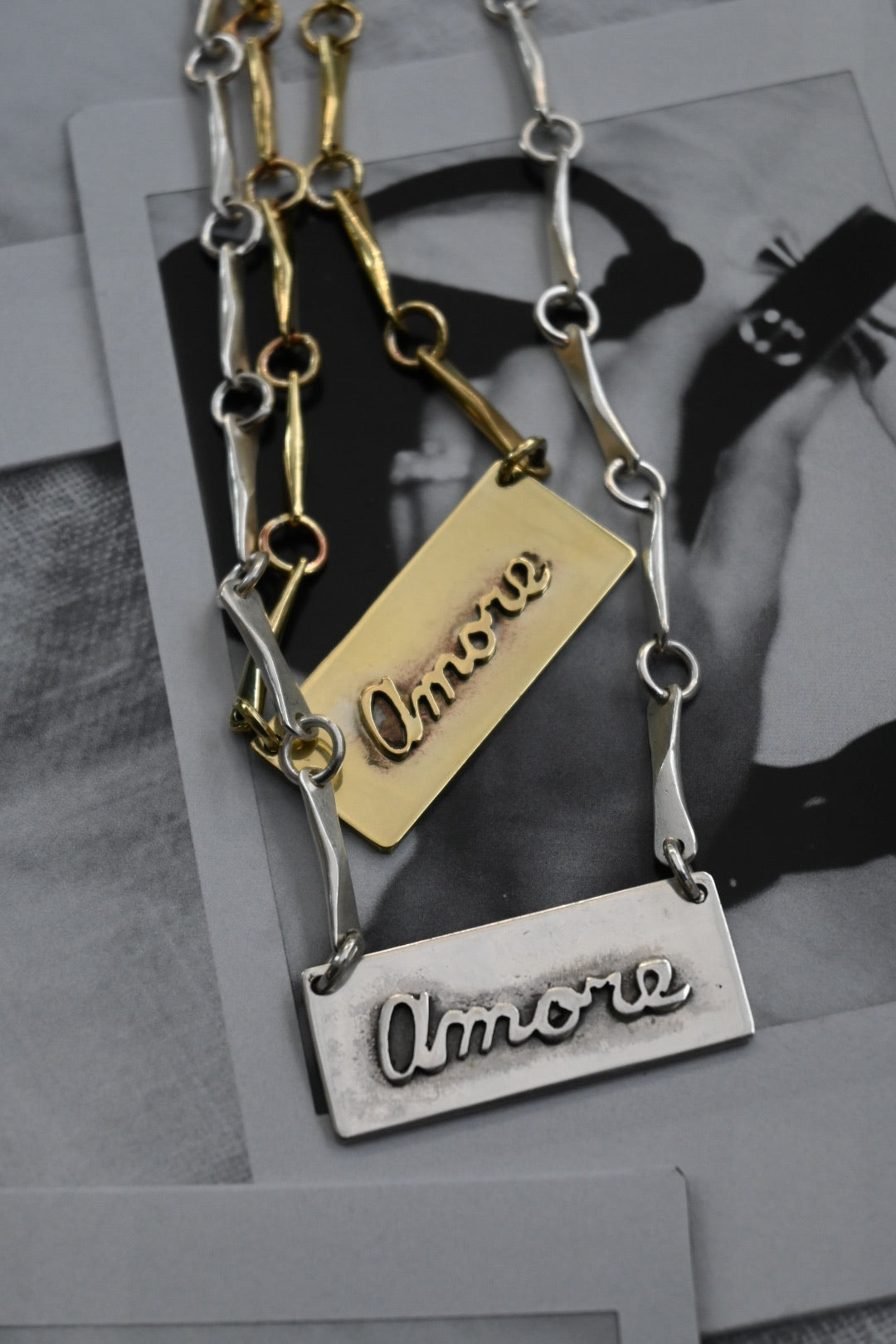 Collar Rendero Placa Amore Relieve Bronce